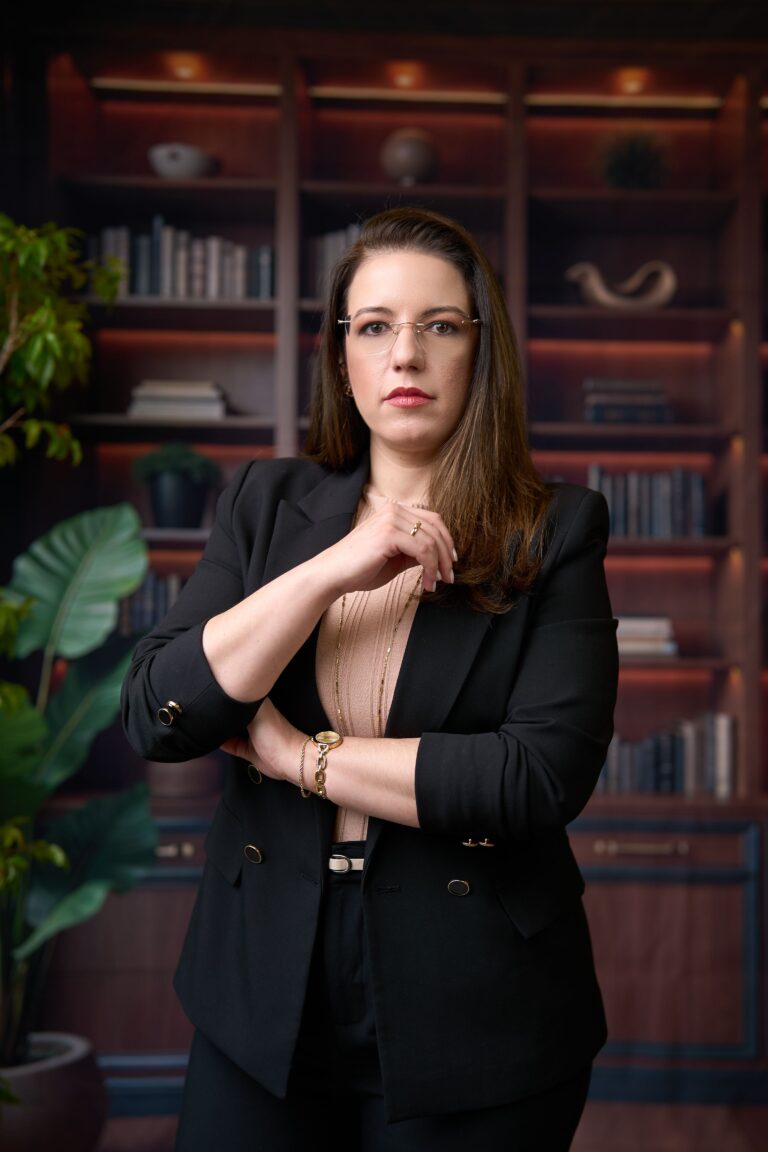 Advogada Thais Branco no escritório