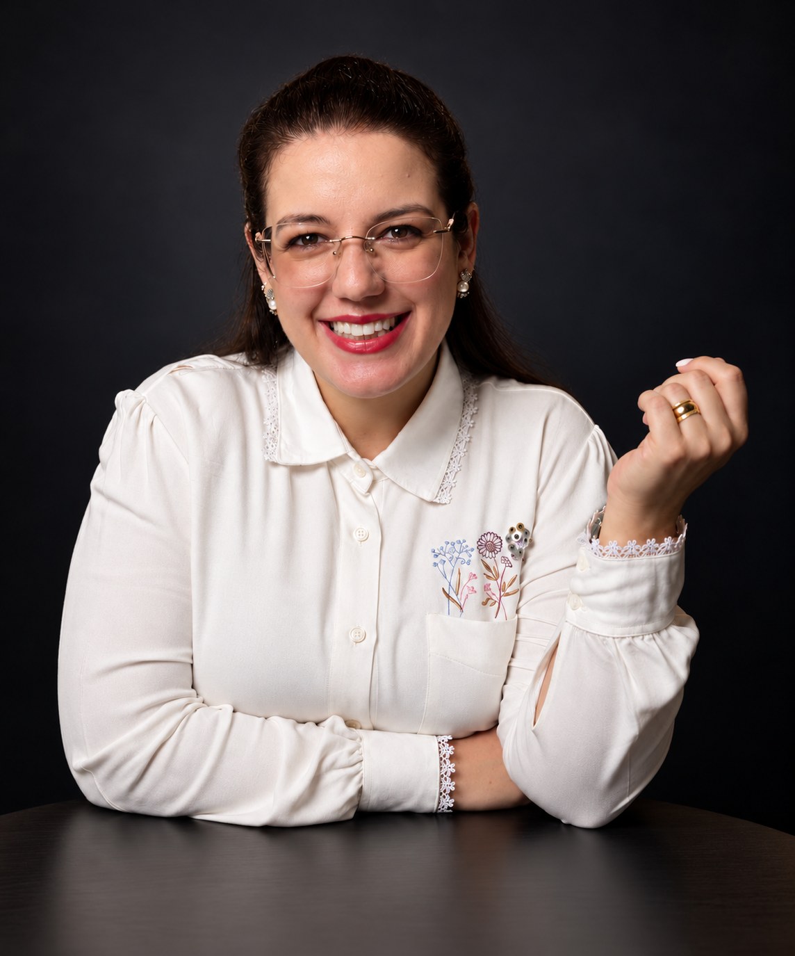 Retrato da advogada Thais Branco, sorrindo, de óculos e camisa branca
